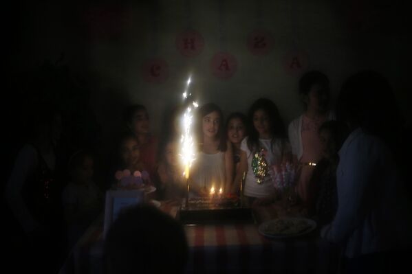 Девочки в Бейруте празднуют день рождения, фотография сделана через никаб