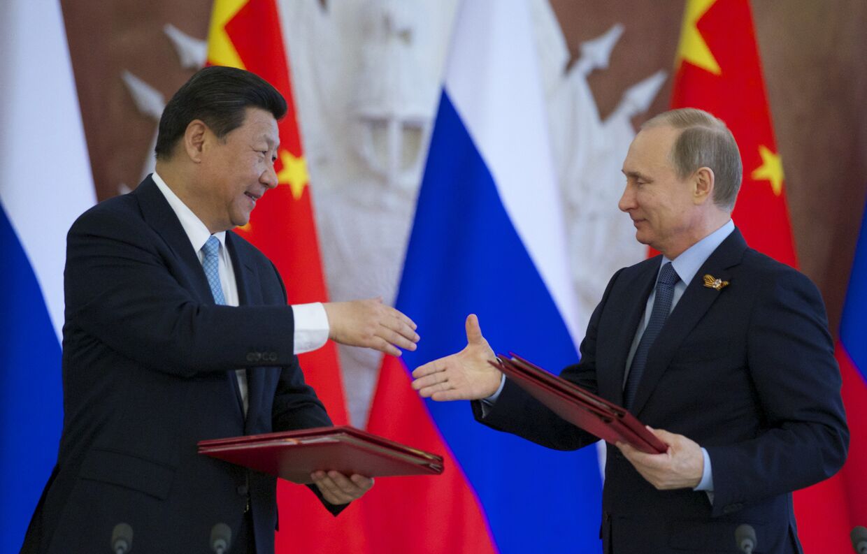 Владимир Путин и Си Цзиньпин после подписания документов в Кремле