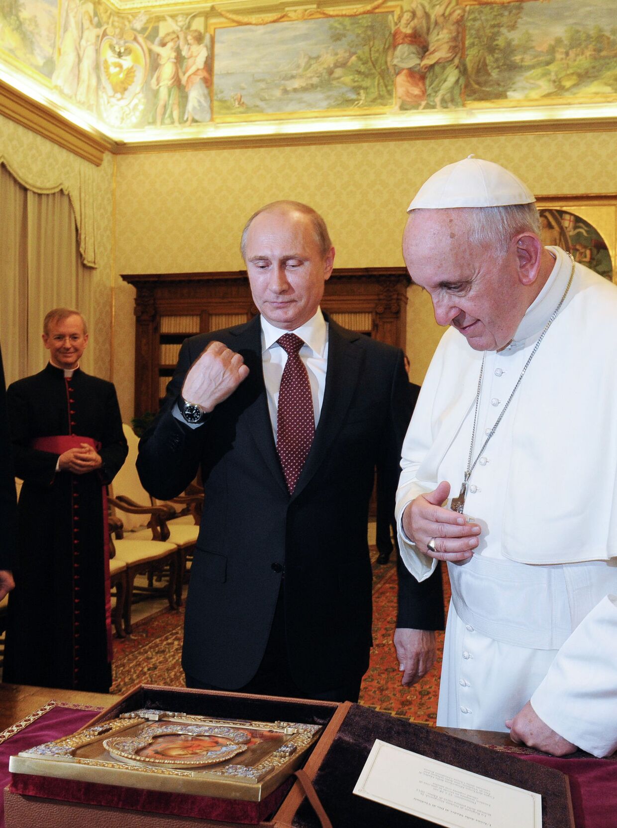 Владимир Путин дарит Папе Римскому Франциску икону Владимирской Божьей матери в Апостольском дворце Ватикана