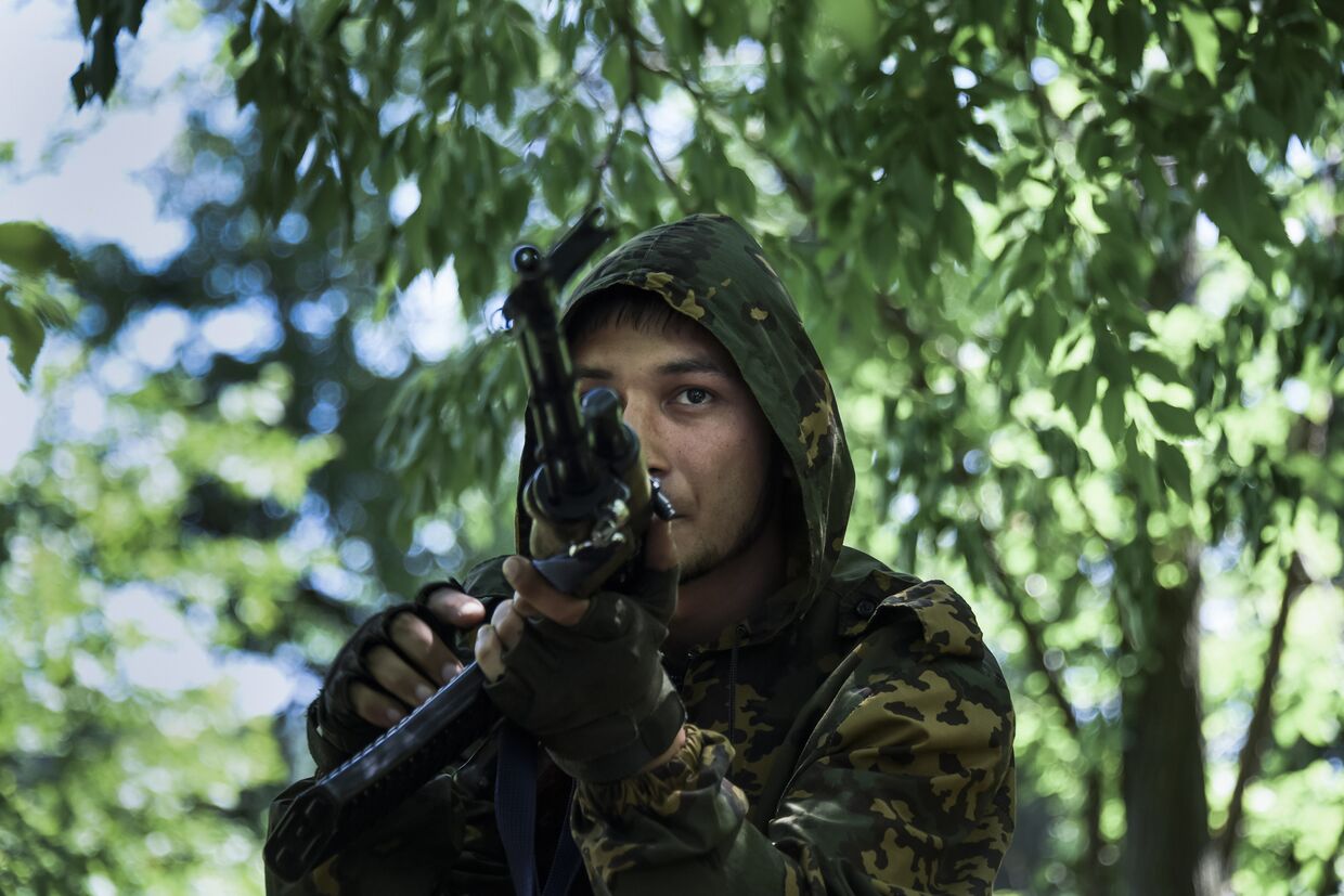 Ополченец рядом с Марьинкой в Донецкой области