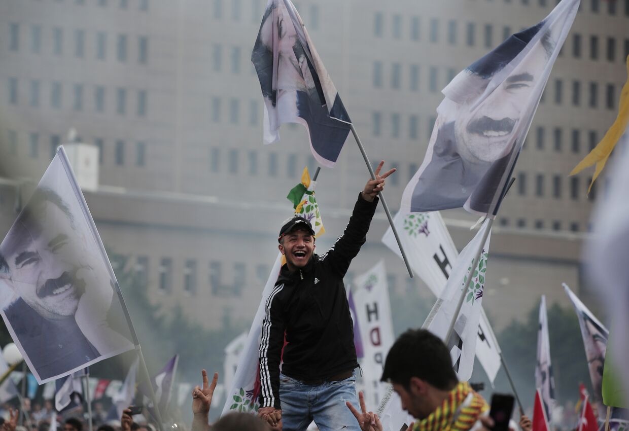 Сторонники Народно-демократической партии на митинге в Стамбуле на следующий день после выборов