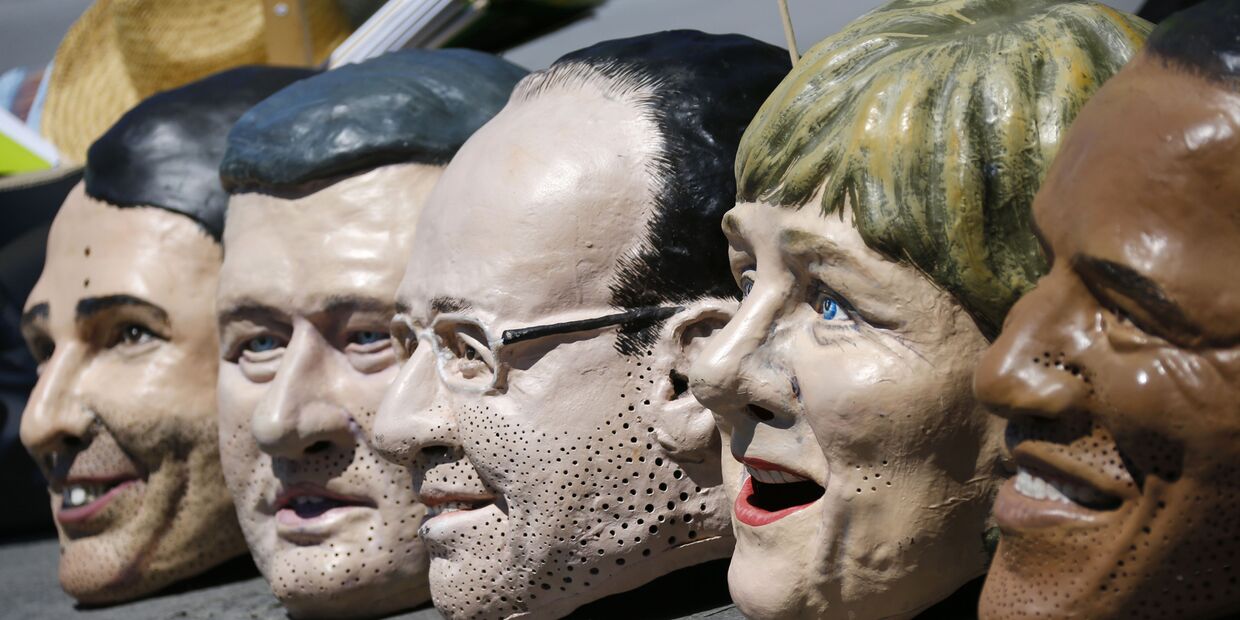 Маски с лицами участников саммита G7 во время акции протеста в Мюнхене Маски с лицами участников саммита G7 во время акции протеста в Мюнхене