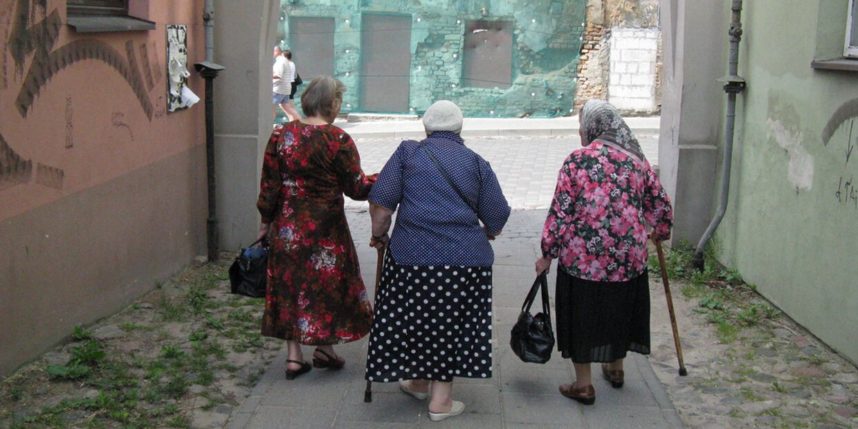 Пожилые женщины на улице в Вильнюсе
