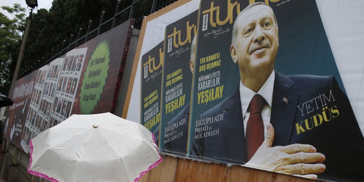 Плакат с президентом Турции Реджепом Тайипом Эрдоганом на улице Стамбула