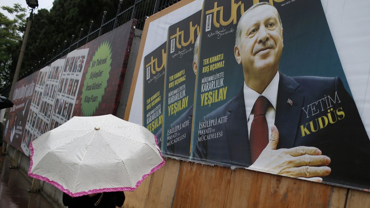 Плакат с президентом Турции Реджепом Тайипом Эрдоганом на улице Стамбула