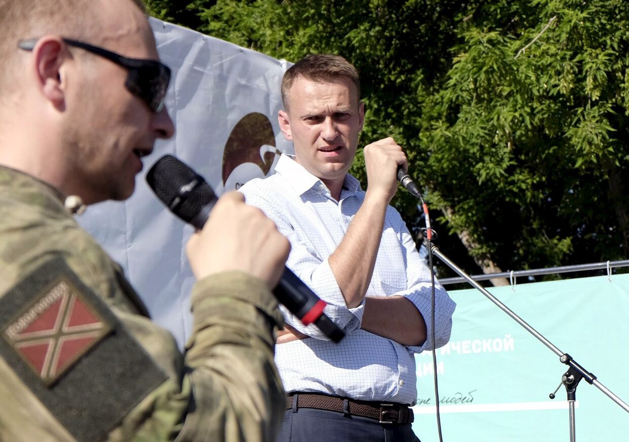Оппозиционер Алексей Навальный слушает представителя Национально-освободительного движения на митинге в Новосибирске