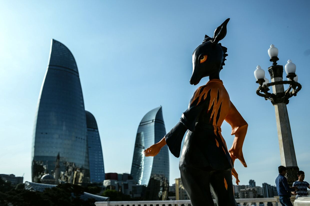 Символ первых Европейских игр - 2015 на смотровой площадке в Баку