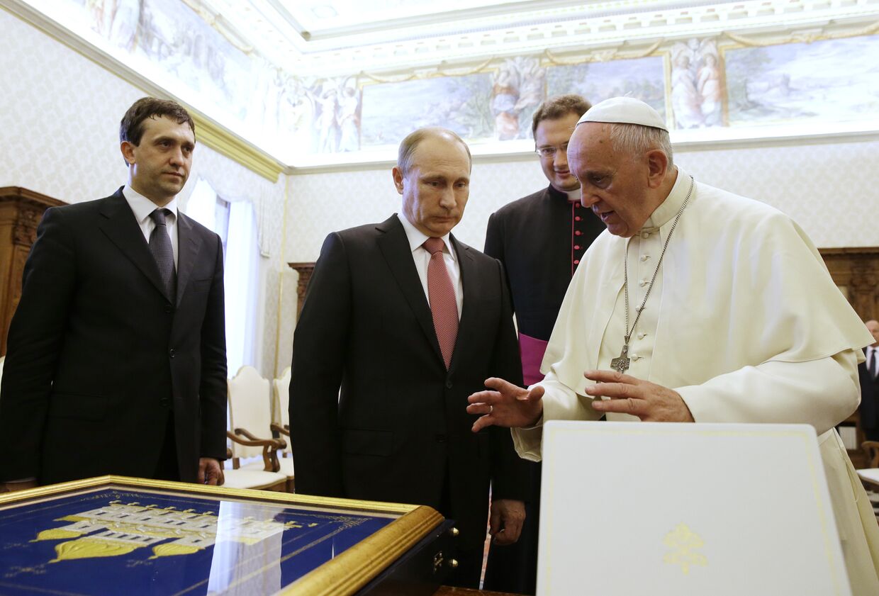 Владимир Путин и папа Франциск во время встречи в Ватикане