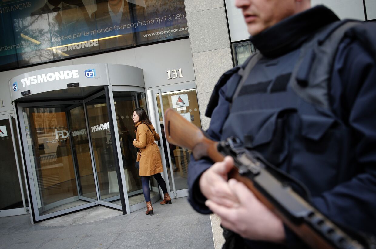 Полицейский рядом с офисом телеканала TV5 Monde в Париже