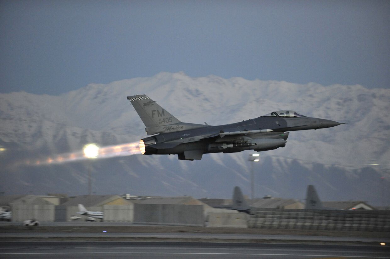 Истребитель F-16 Fighting Falcon взлетает с аэродрома американской военной базы в Баграме