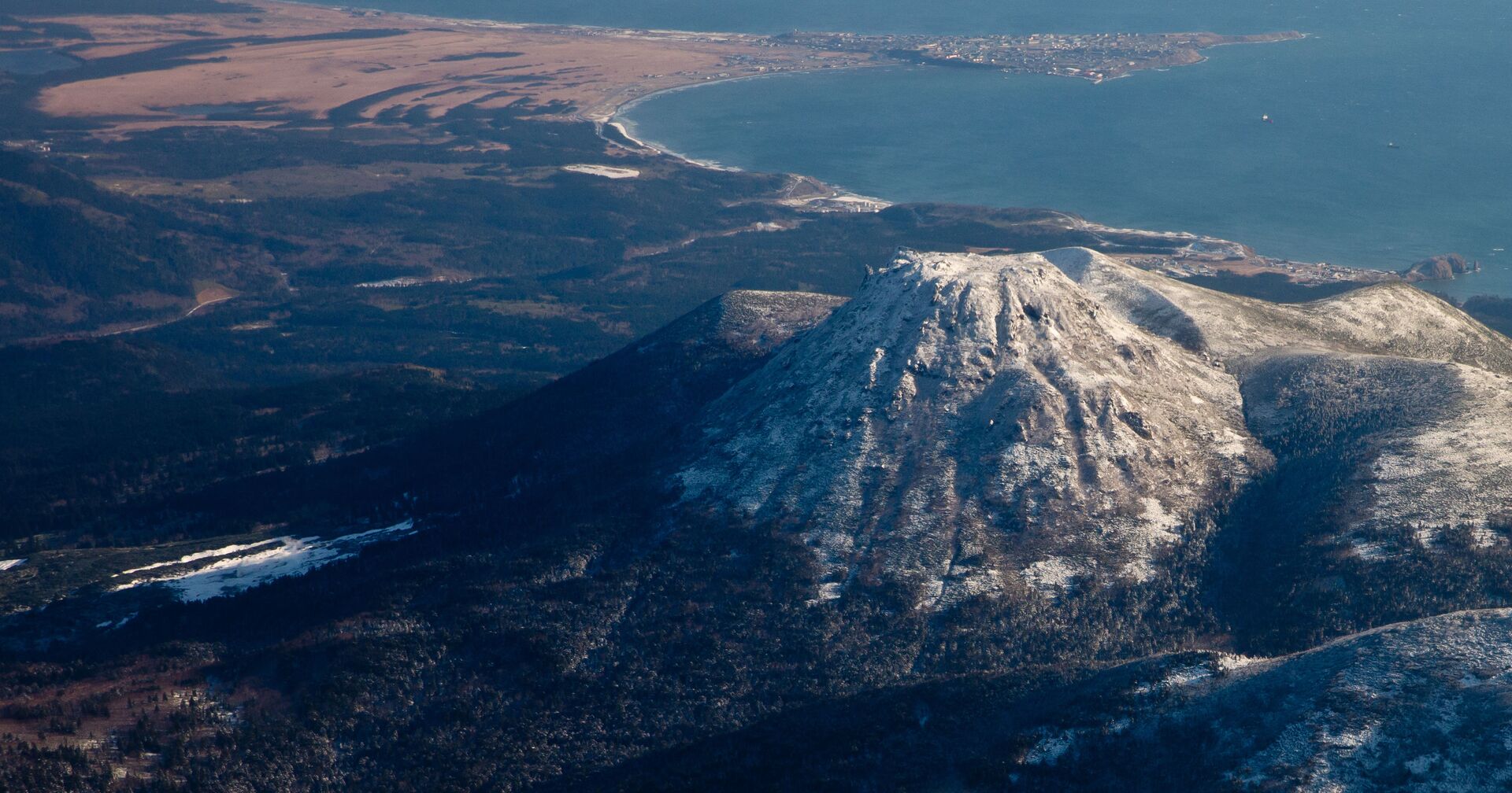 Вид на вулкан Менделеева и поселок Южно-Курильск на острове Кунашир - ИноСМИ, 1920, 25.06.2021