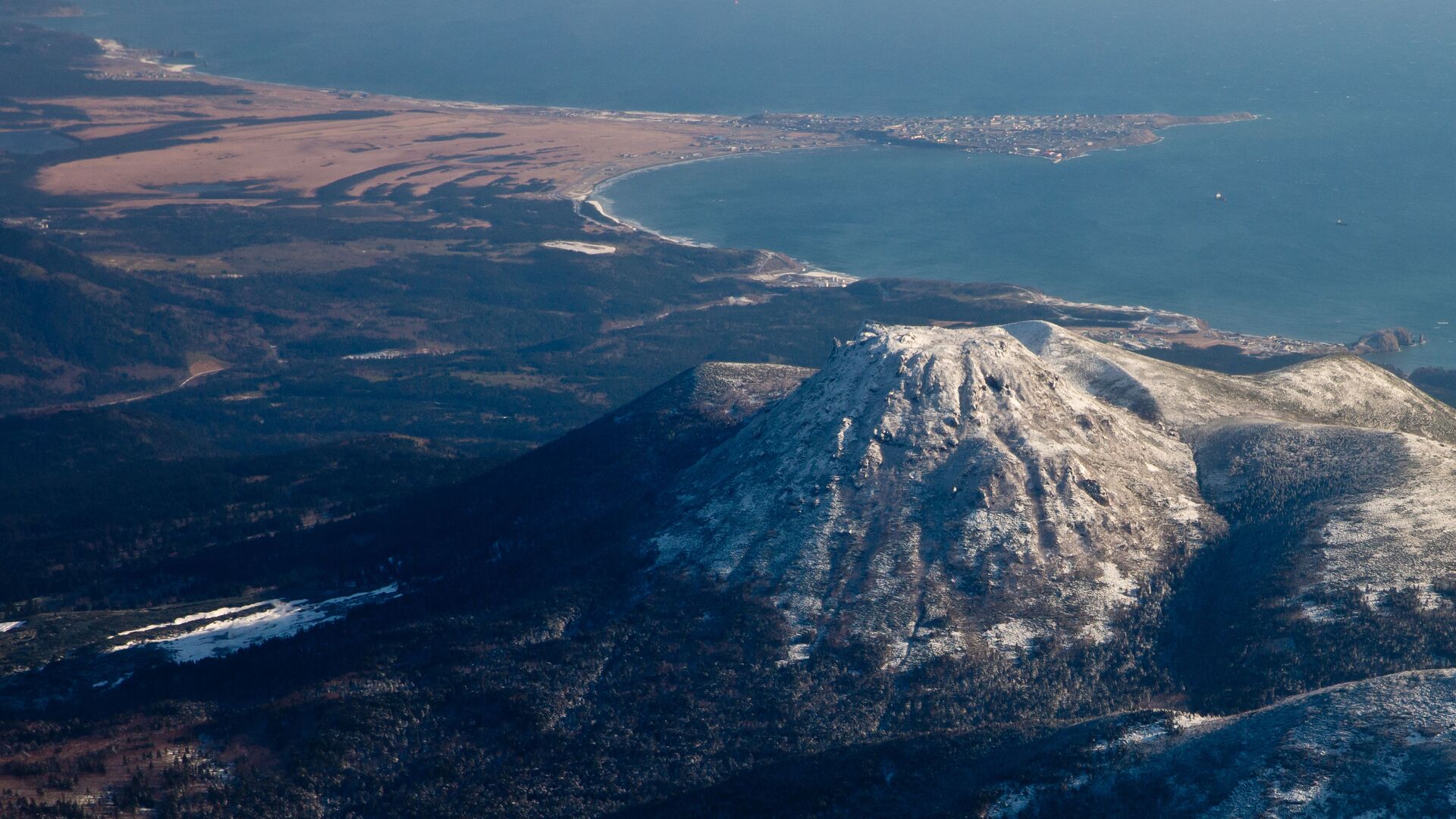 Вид на вулкан Менделеева и поселок Южно-Курильск на острове Кунашир - ИноСМИ, 1920, 03.04.2023