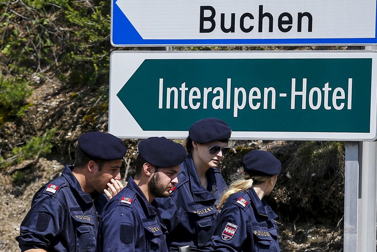 Полицейские на блокпосту рядом с отелем «Интеральпен», где будет проходить заседание Бильдербергского клуба
