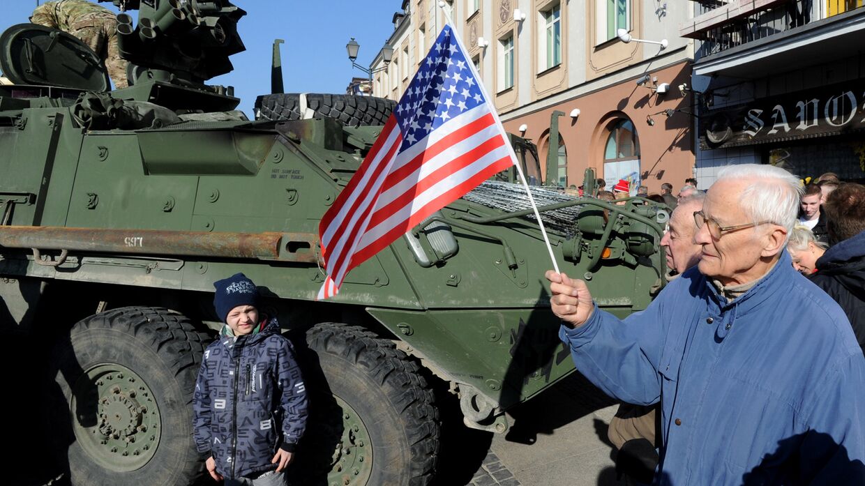 Жители города Белосток в Польше приветствуют конвой американских военных Dragoon Ride