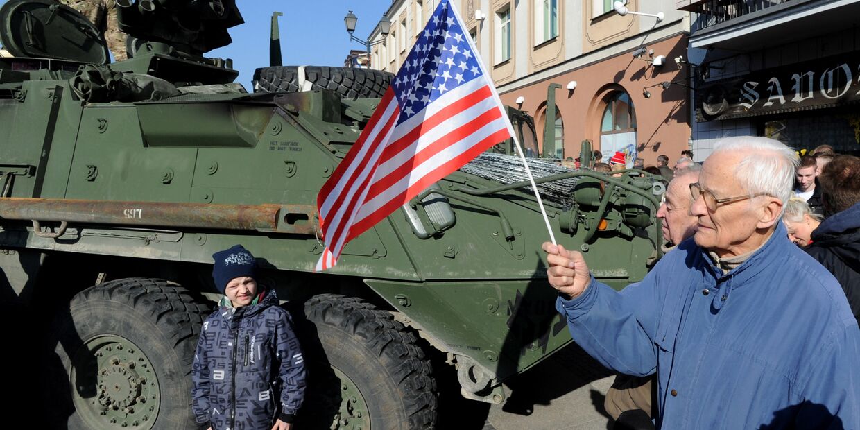 Жители города Белосток в Польше приветствуют конвой американских военных Dragoon Ride