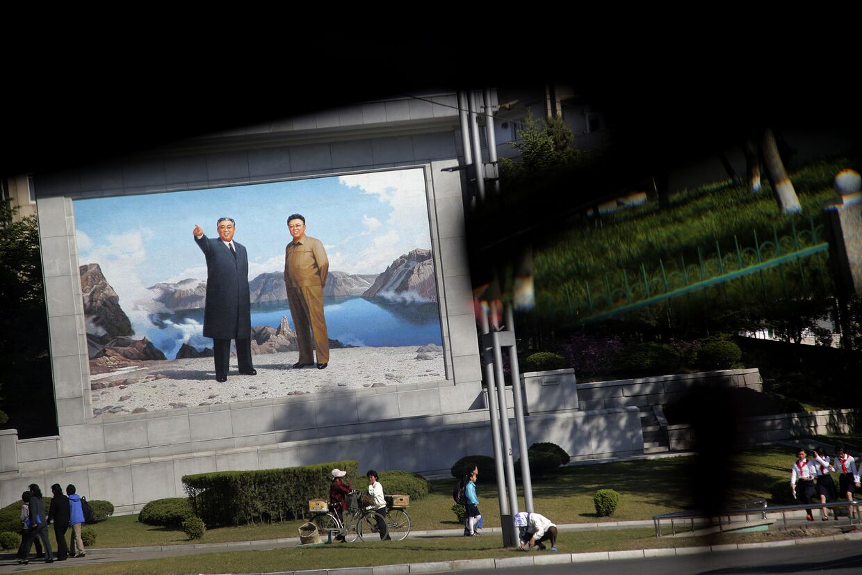 Портреты Ким Ир Сена и Ким Чен Ира на улице в Пхеньяне