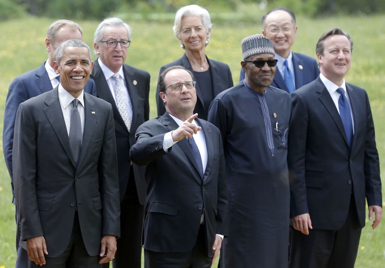 Барак Обама, Франсуа Олланд, Дэвид Кэмерон, Дональд Туск, Жан-Клод Юнкер, Кристин Лагард, Мохаммаду Бухари и Джим Ён Ким на саммите G7 в Эльмау
