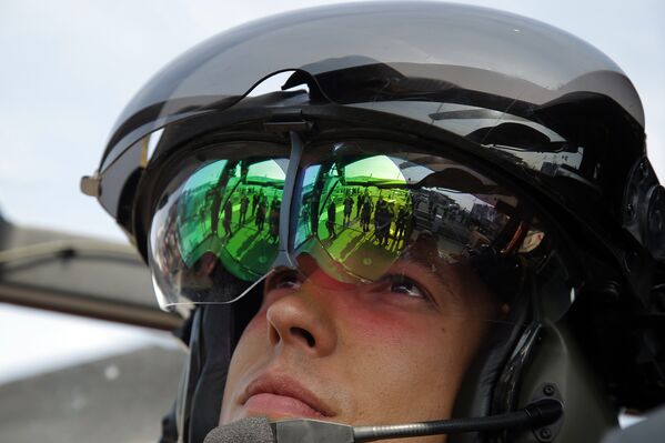 Французский пилот в кабине вертолета Tigre HAD Helicopter во время 51-го Международного аэрокосмического салона в Ле-Бурже