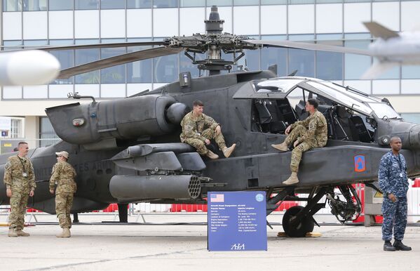 Американские военные у вертолета Boeing AH-64 Apache накануне открытия 51-го Международного аэрокосмического салона в Ле-Бурже
