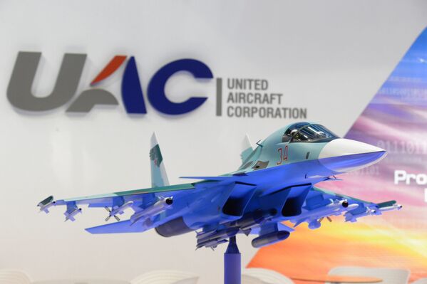 Макет самолета-истребителя СУ-32 на стенде российской компании UAC на 51-м международном парижском авиасалоне Paris Air Show - Le Bourget 2015