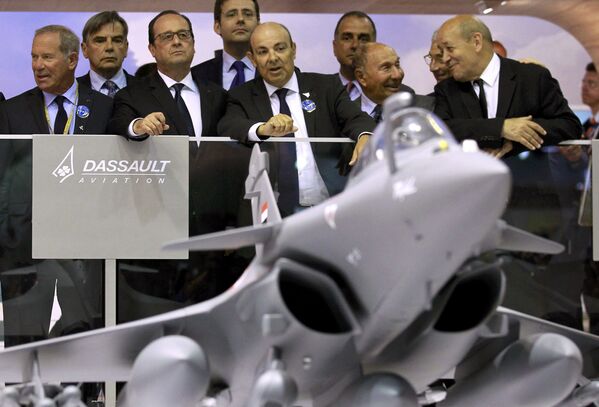 Президент Франции Франсуа Олланд на открытии 51-го Международного аэрокосмического салона в Ле-Бурже