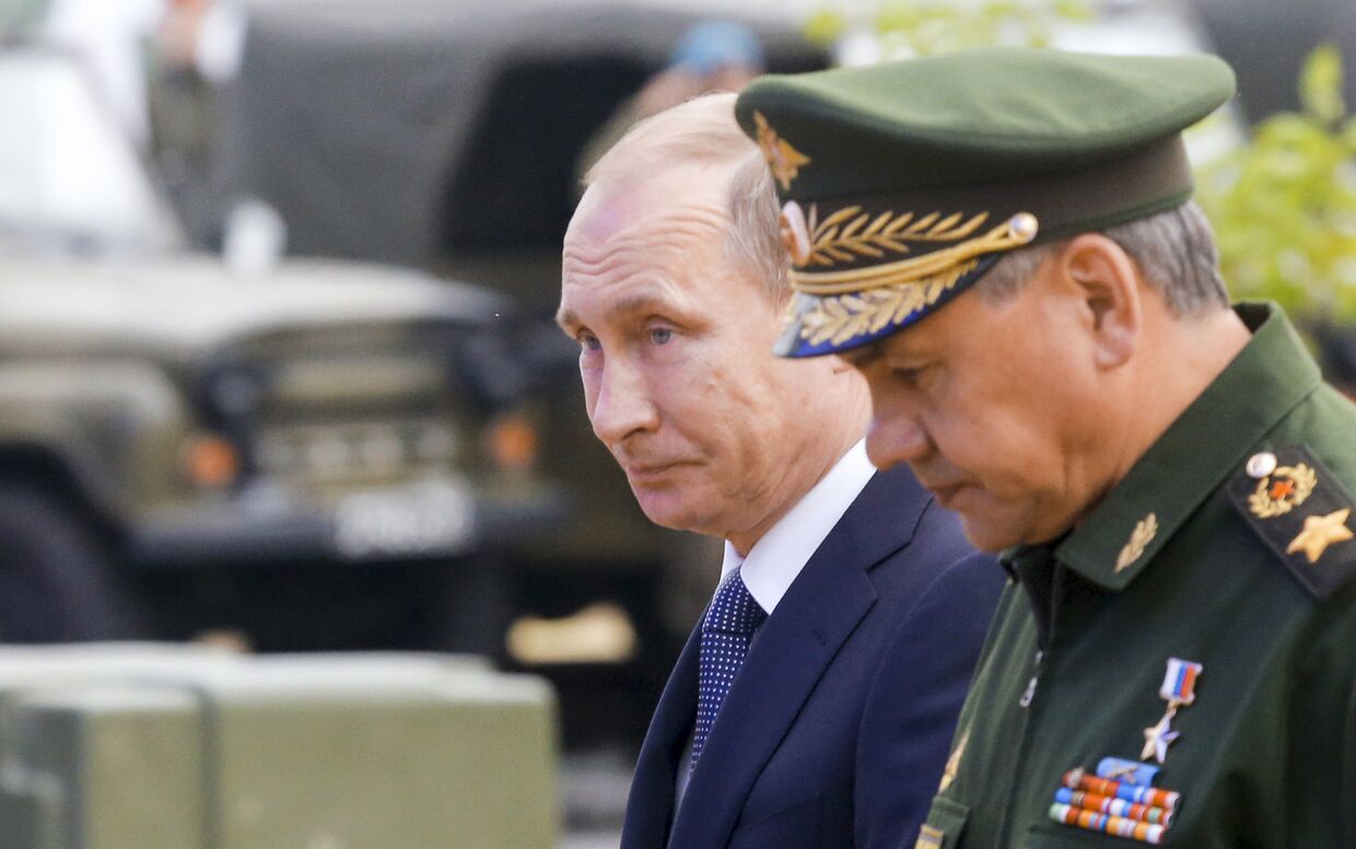 Владимир Путин и Сергей Шойгу на открытии форума «Армия-2015»