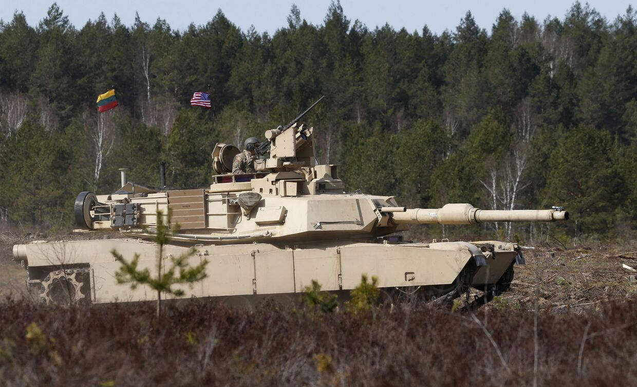 Американские военные на танке M1A2 Abrams во время учений в Пабраде, Литва Американские военные на танке M1A2 Abrams во время учений в Пабраде, Литва