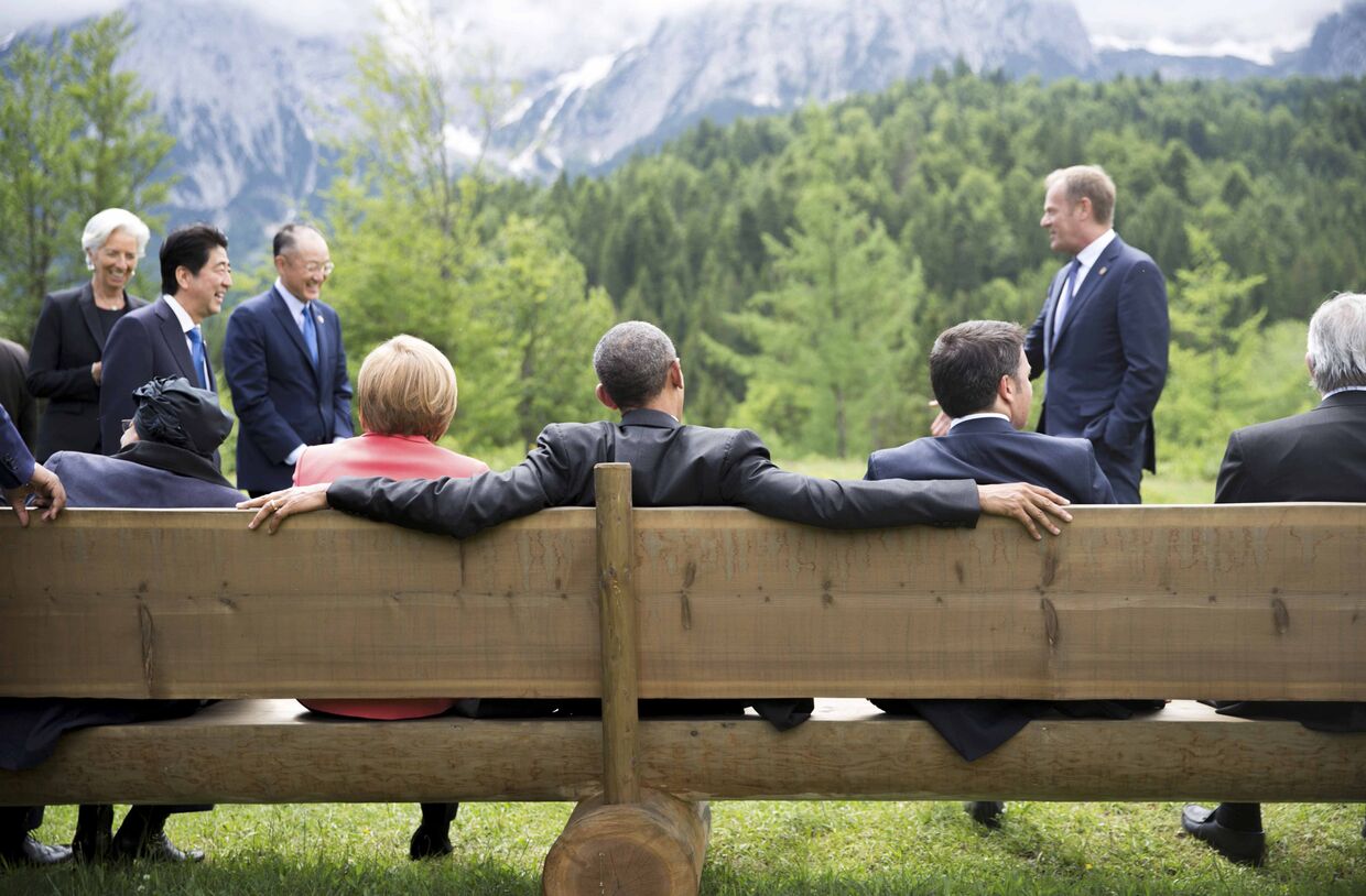Ангела Меркель и Барак Обама сидят на скамейке у замка Эльмау во время саммита G7