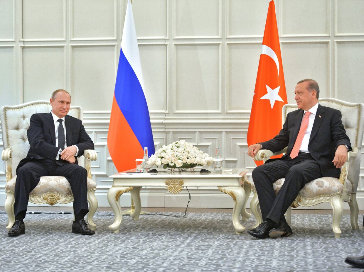 Президент России Владимир Путин (слева) и президент Турции Реджеп Тайип Эрдоган во время встречи в Баку