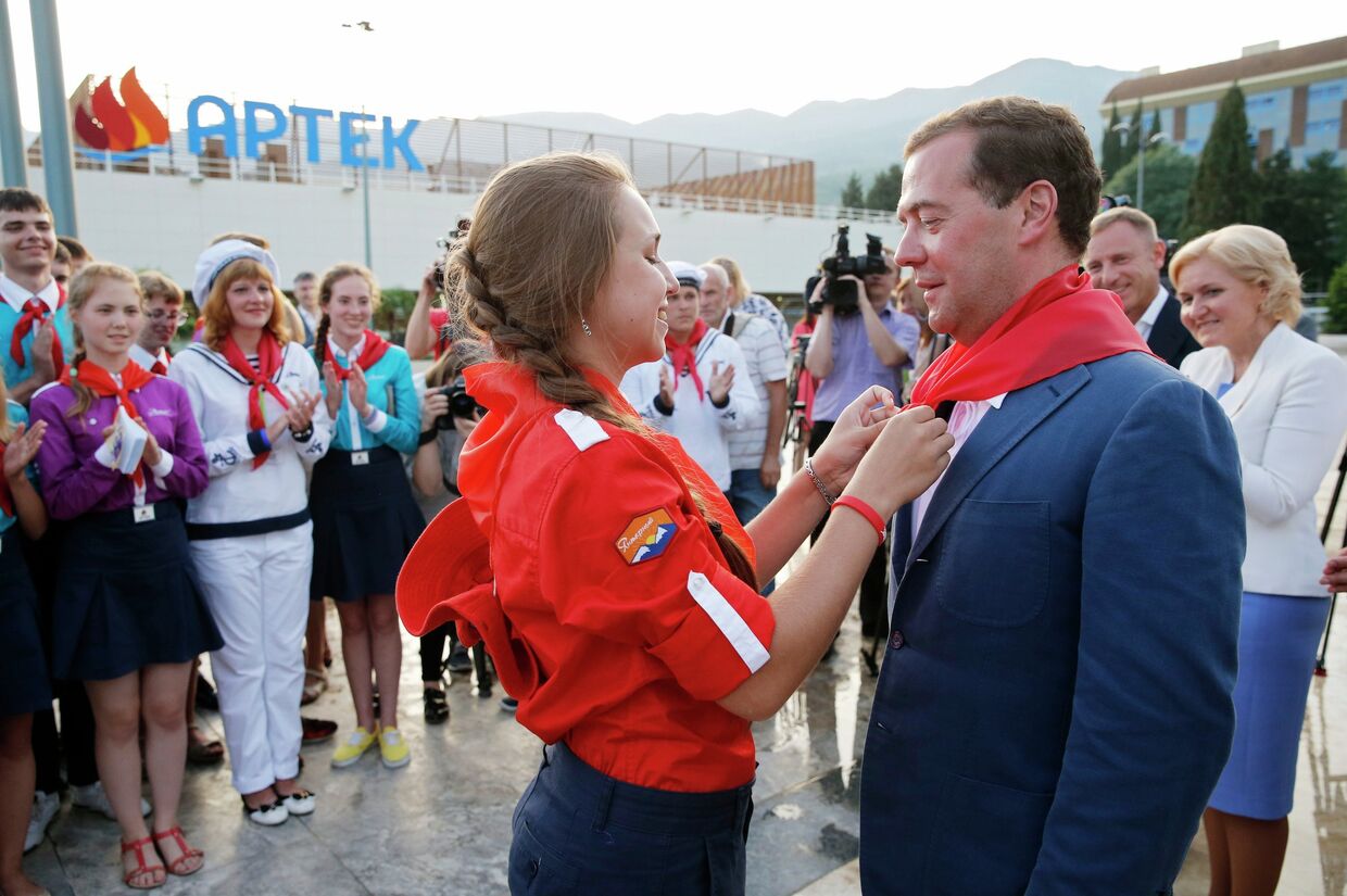 Дмитрий Медведев в детском центре Артек в поселке Гурзуф