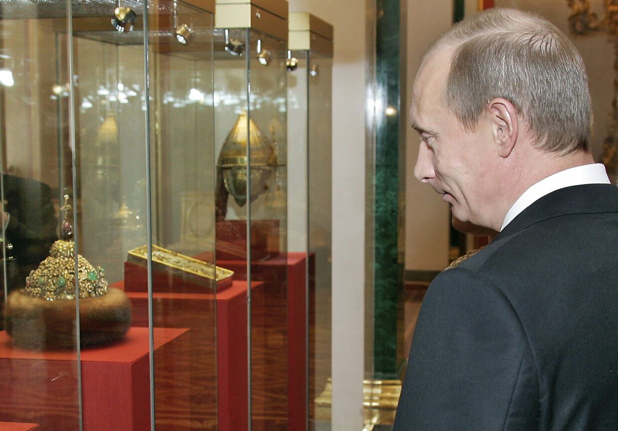Владимир Путин в одном из музеев Московского Кремля