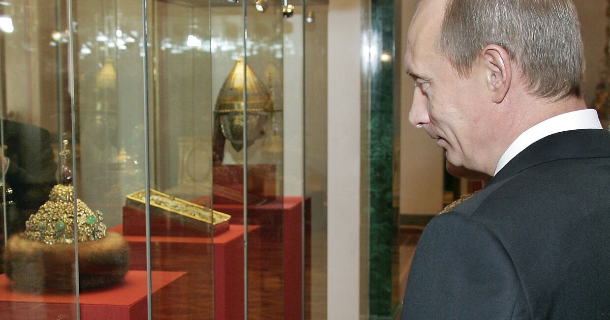 Владимир Путин в одном из музеев Московского Кремля