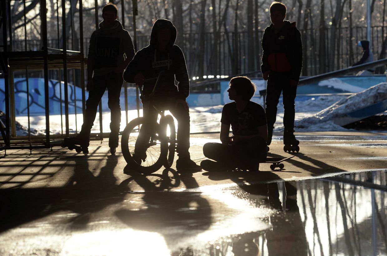 Подростки на площадке для катания в парке Сокольники в Москве