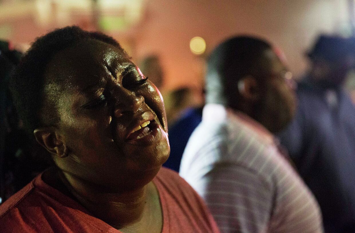 Молящиеся на месте стрельбы в Африканской методистской церкви в Чарлстоне. США, июнь 2015