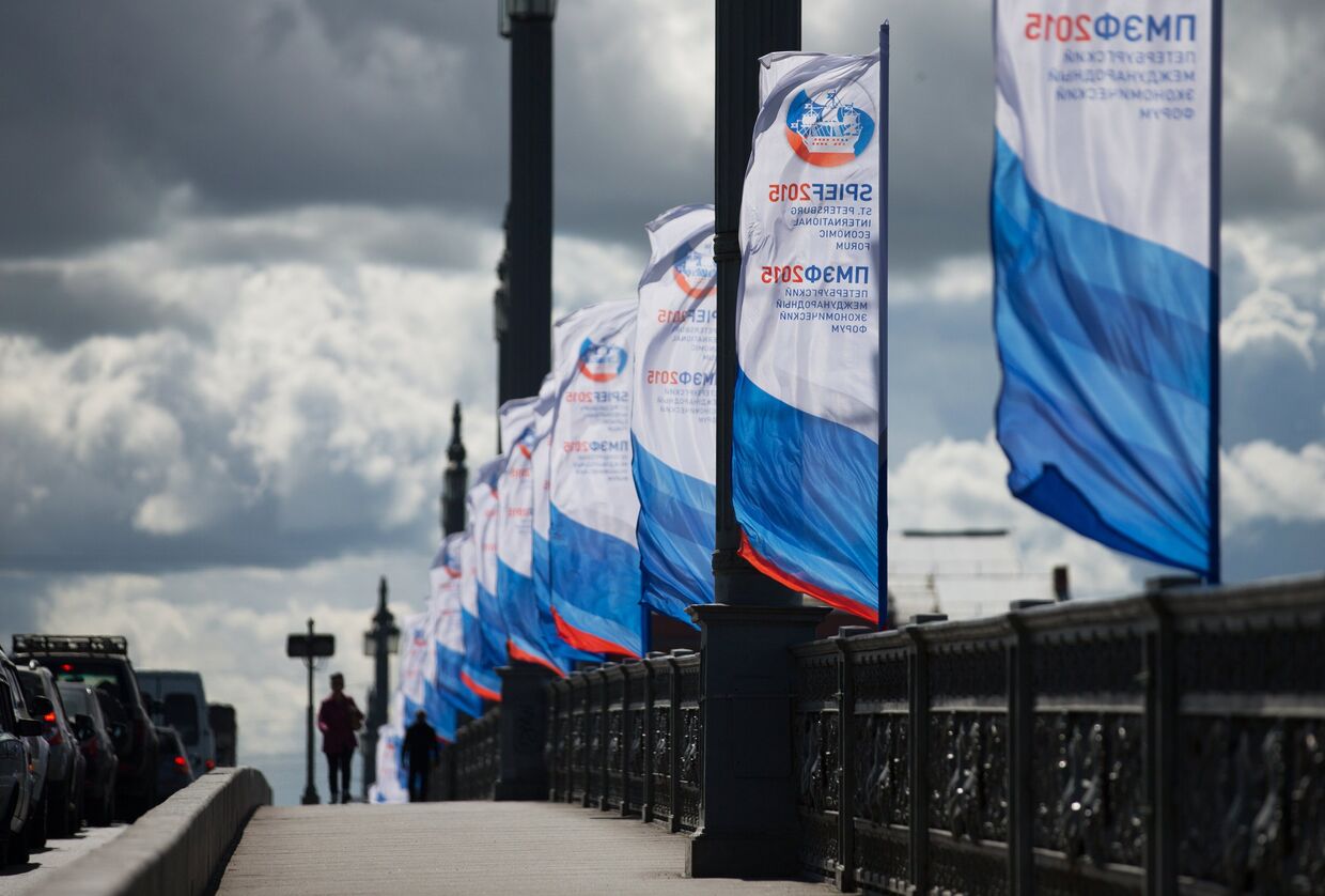 Флаги с символикой Петербургского международного экономического форума 2015 на Благовещенском мосту