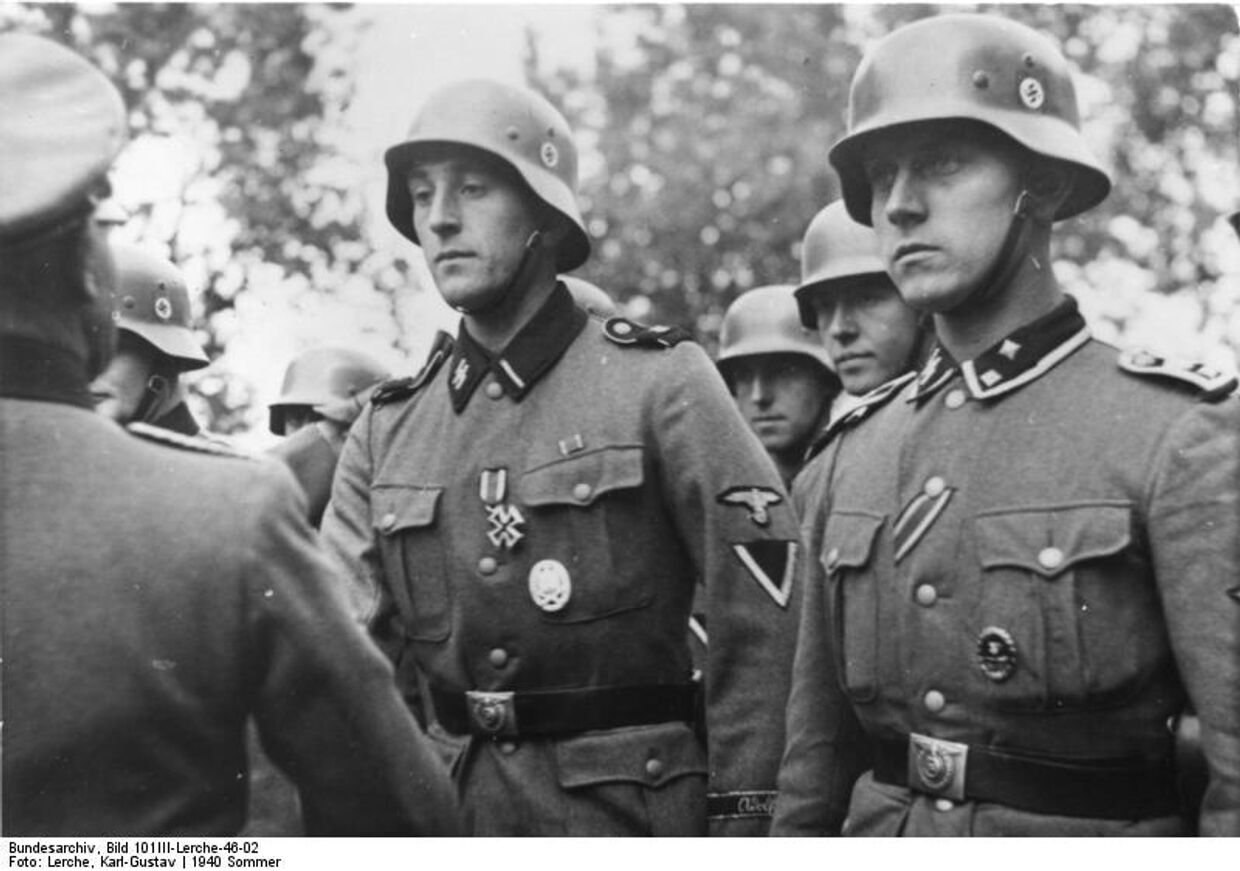 Солдаты Ваффен-СС получают награды, 1940 год