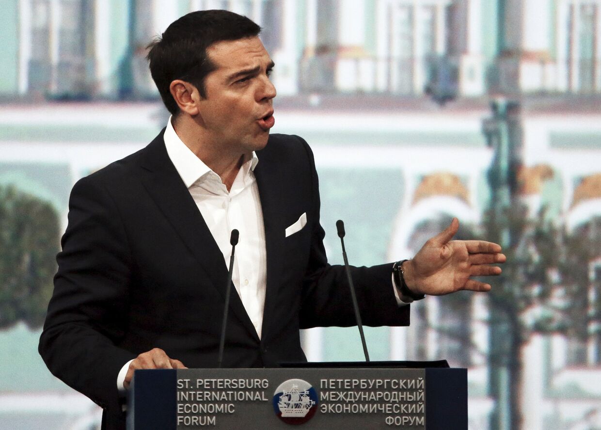Премьер-министр Греции Алексис Ципрас выступает на Петербургском международном экономическом форуме