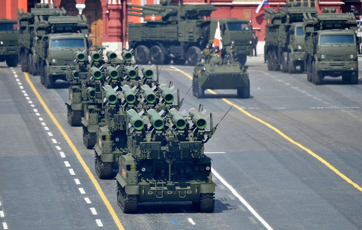 Зенитно-ракетные комплексы БУК-М2 (на первом плане) во время военного парада в ознаменование 70-летия Победы в Великой Отечественной войне