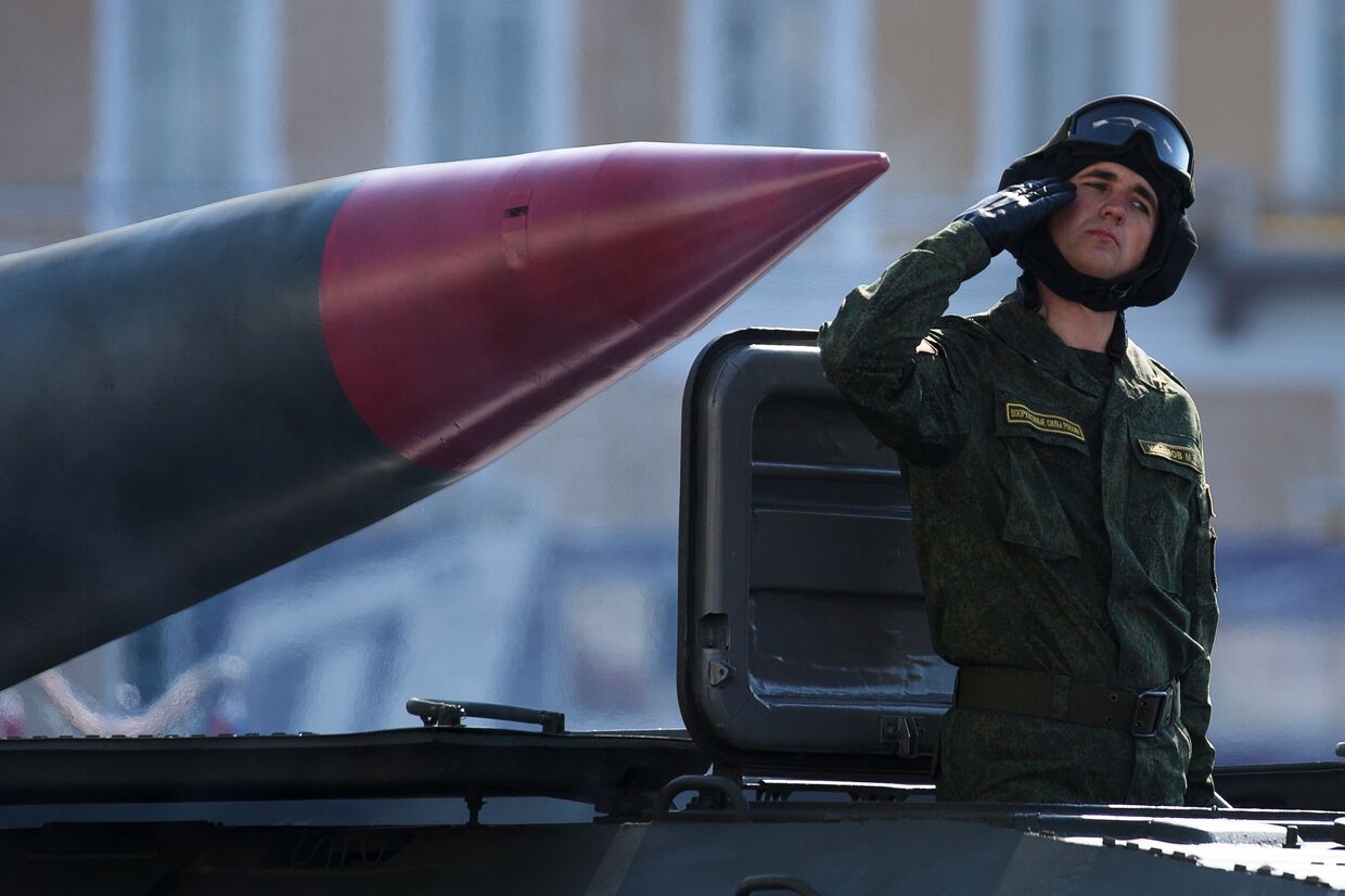 Оперативно-тактический ракетный комплекс Точка во время генеральной репетиции парада Победы в Санкт-Петербурге