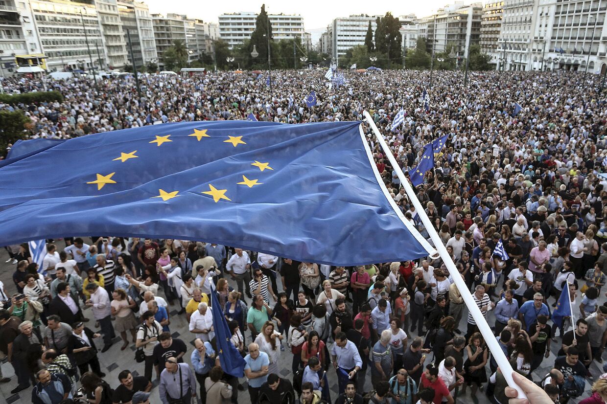 Флаг Евросоюза над площадью перед зданием парламента в Греции во время Евросаммита по греческому долгу в Брюсселе. 22 июня 2015