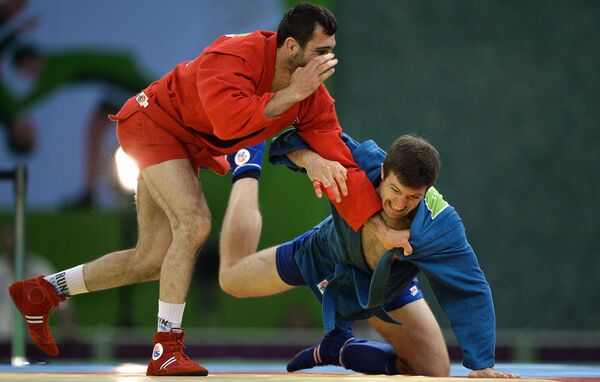 Амиль Гасымов (Азербайджан) и Степан Попов (Белоруссия) в соревнованиях по самбо среди мужчин в весовой категории до 74кг на I Европейских играх в Баку