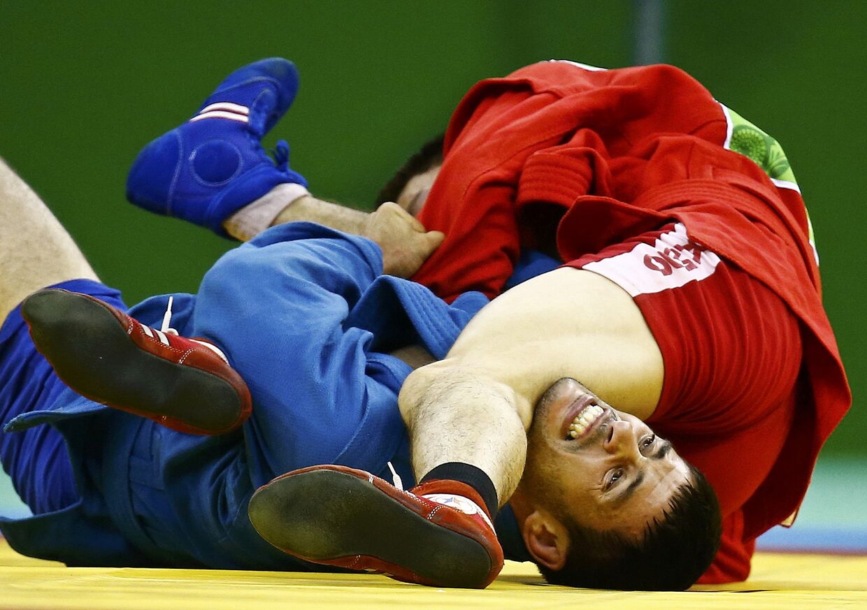 Аймерген Аткунов (Россия) и Ислам Гасумов в соревнованиях по самбо в весовой категории до 57 кг на I Европейских играх в Баку 