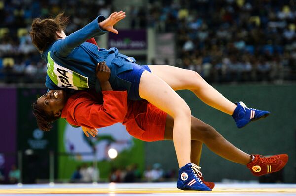 Сара Локо (Франция) и Екатерина Крету (Молдавия) в соревнованиях по самбо среди женщин на I Европейских играх в Баку