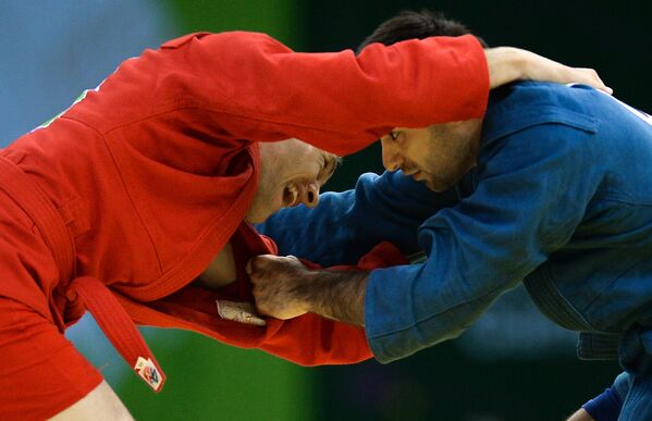Валентин Дамиан (Румыния) и Азамат Сидаков (Россия) в соревнованиях по самбо среди мужчин в весовой категории до 74кг на I Европейских играх в Баку