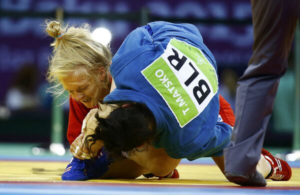 Татьяна Мацко (Белоруссия) и Алена Сайко (Украина) в соревнованиях по самбо среди женщин в весовой категории до 64кг на I Европейских играх в Баку