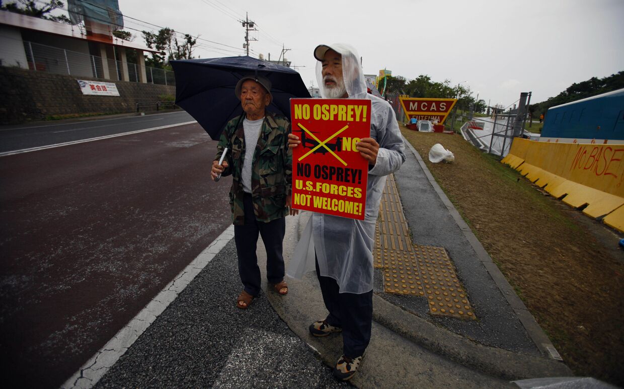 Жители Окинавы протестуют против размещения конвертопланов Osprey на военно-воздушной базе корпуса морской пехоты «Футенма»