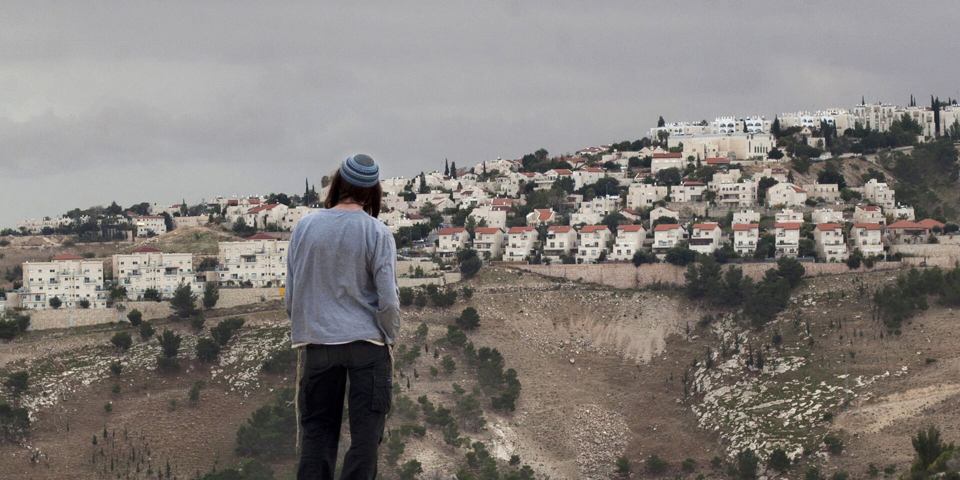 Израильтянин смотрит на город Маале-Адумим на Западном берегу реки Иордан - ИноСМИ, 1920, 20.10.2023