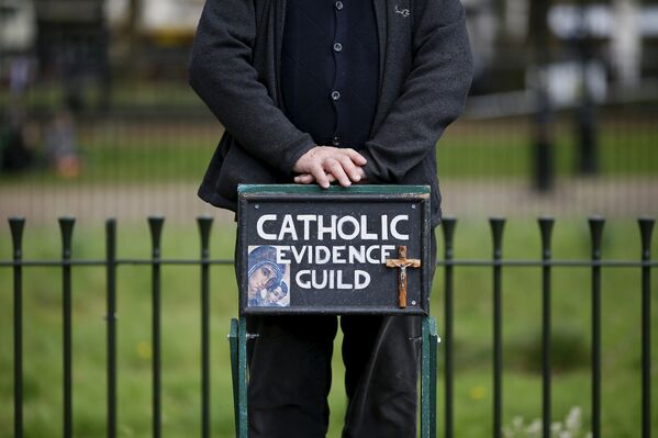 Оратор из Католической Гильдии Свидетелей стоит на стремянке
