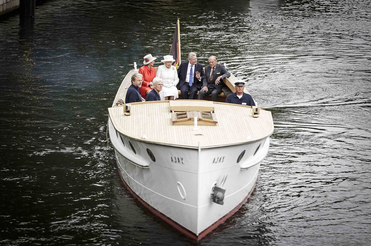 Королева Елизавета II, принц Филипп, Йоахим Гаук и Даниэла Шадт катаются на лодке по реке Шпрее