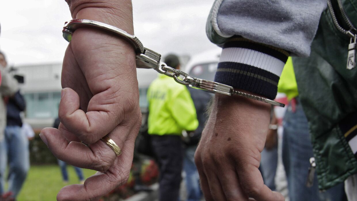 Арестованные наркоторговцы в полицейском участке в Боготе